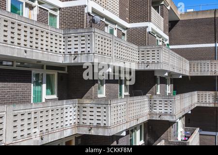 Esterno di Petticoat Square, parte della tenuta residenziale di Middlesex Street ad Aldgate, la City di Londra, con balconi in cemento a fessure Foto Stock