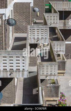 Esterno di Petticoat Square, parte della tenuta residenziale di Middlesex Street ad Aldgate, la City di Londra, con balconi in cemento a fessure Foto Stock