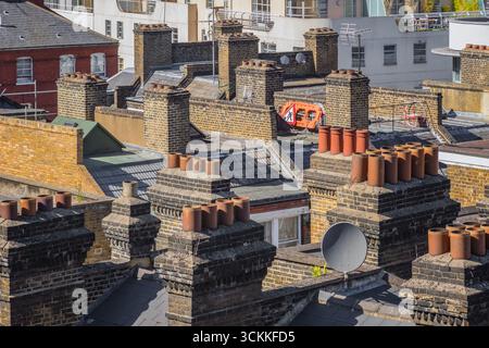 Tetti e camini delle tradizionali case a schiera inglesi a Londra Foto Stock