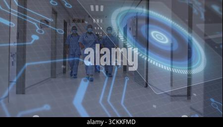 Cammina squadra chirurgica indossando scrub tappi maschere lungo il corridoio dell'ospedale, con interfaccia ologramma Foto Stock