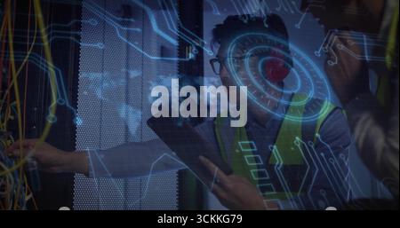 Due tecnici IT che ispezionano i cavi Ethernet sul rack della sala server, con sovrapposizione di dispositivi e ologrammi Foto Stock