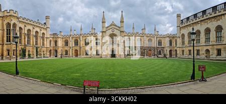 L'Università di Cambridge offre una vista panoramica di uno storico cortile universitario, con una facciata grandiosa e simmetrica con architettura d'ispirazione gotica e Foto Stock