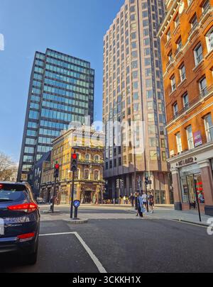 LONDRA, REGNO UNITO - 15 APRILE 2023 Vista sulla strada dell'Albert pub di Londra, un suggestivo edificio in stile vittoriano vintage che contrasta con la modalità Foto Stock
