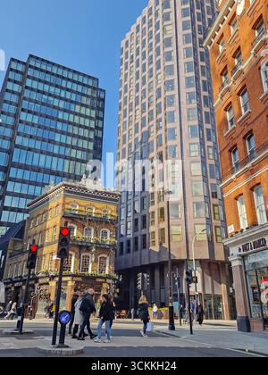 LONDRA, REGNO UNITO - 15 APRILE 2023 Vista sulla strada dell'Albert pub di Londra, un suggestivo edificio in stile vittoriano vintage che contrasta con la modalità Foto Stock