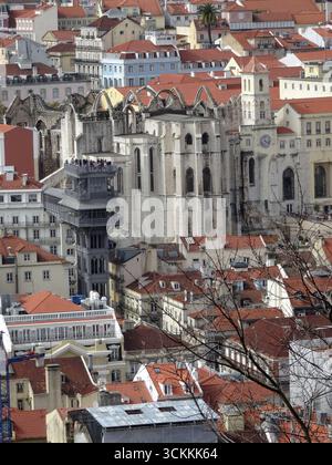 Vista sui tetti di Lisbona. A sinistra si trova il vecchio ascensore del 1902, a sinistra si trova il convento del Carmo con le rovine della sua chiesa visibili Foto Stock