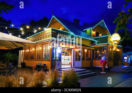 Gelateria nella località estiva di Palanga sulla costa del Mar Baltico in Lituania Foto Stock