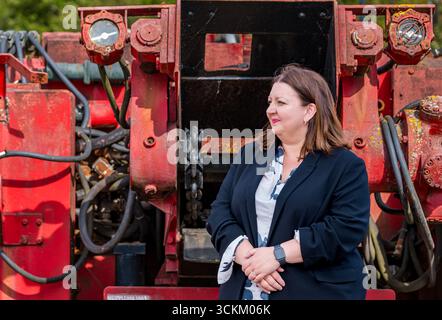 Ritratto di Kirsty McNeill (deputato del lavoro scozzese), con macchina da scavo, National Mining Museum, Newtongrange, Midlothian, Scozia, Regno Unito Foto Stock