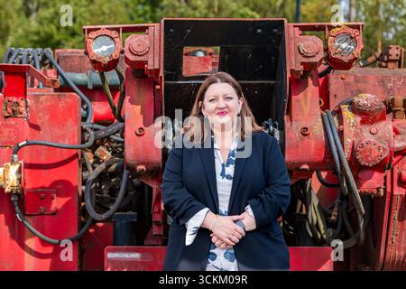 Ritratto di Kirsty McNeill (deputato del lavoro scozzese), con macchina da scavo, National Mining Museum, Newtongrange, Midlothian, Scozia, Regno Unito Foto Stock