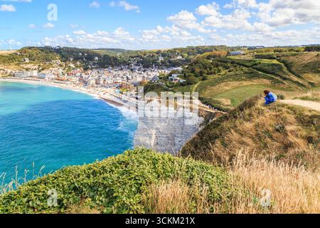 ETRETAT, FRANCIA - 1 SETTEMBRE 2019: Questa è una vista della città e della costa dall'alto della scogliera di Etretat. Foto Stock