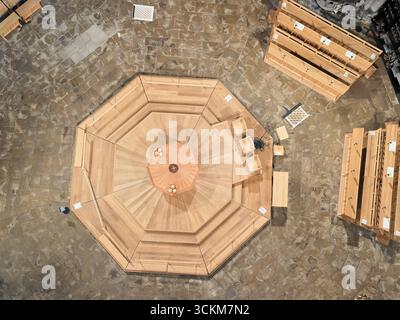Altare ottagono sotto la cupola della torre ottagonale della cattedrale cristiana di Ely, Inghilterra. Foto Stock