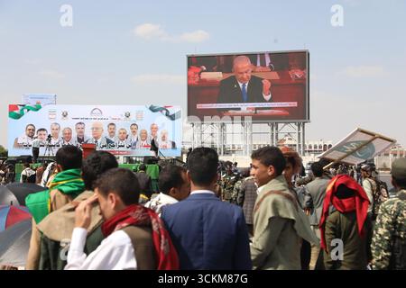 I sostenitori di Houthi partecipano a una protesta contro Israele a Sana'a, Yemen, il 12 settembre 2025. Ameen Ali Foto Stock