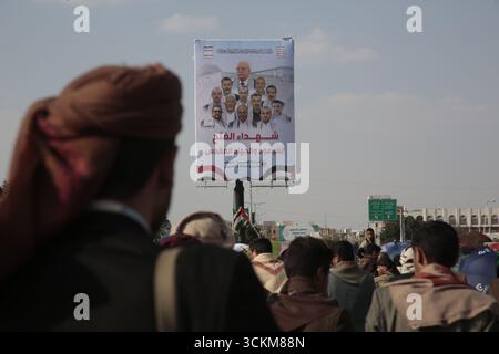 I sostenitori di Houthi partecipano a una protesta contro Israele a Sana'a, Yemen, il 12 settembre 2025. Ameen Ali Foto Stock