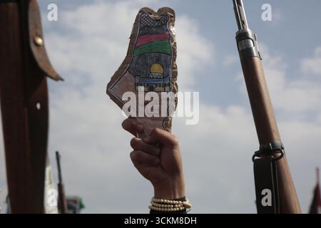 I sostenitori di Houthi partecipano a una protesta contro Israele a Sana'a, Yemen, il 12 settembre 2025. Ameen Ali Foto Stock