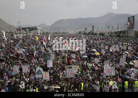 I sostenitori di Houthi partecipano a una protesta contro Israele a Sana'a, Yemen, il 12 settembre 2025. Ameen Ali Foto Stock