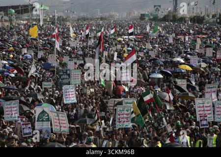 I sostenitori di Houthi partecipano a una protesta contro Israele a Sana'a, Yemen, il 12 settembre 2025. Ameen Ali Foto Stock