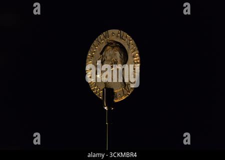 La medaglia del Premio Nobel per la pace. Norvegia, Oslo 12 settembre 2025: La medaglia del Premio Nobel per la pace si svolge di fronte a sfondo nero. La medaglia fa parte della mostra War is Peace presso il Nobel Peace Center Nobels Fredssenter di Oslo dal 12 settembre 2025 al 7 aprile 2026. *** Medaglia del Premio Nobel per la Pace Norvegia, Oslo 12 settembre 2025 Medaglia del Premio Nobel per la Pace che ruota di fronte allo sfondo nero la medaglia fa parte della mostra Guerra è la pace presso il Centro Nobel per la Pace Nobels Fredssenter di Oslo dal 12 settembre 2025 al 7 aprile 2026 Foto Stock