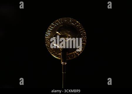 La medaglia del Premio Nobel per la pace. Norvegia, Oslo 12 settembre 2025: La medaglia del Premio Nobel per la pace si svolge di fronte a sfondo nero. La medaglia fa parte della mostra War is Peace presso il Nobel Peace Center Nobels Fredssenter di Oslo dal 12 settembre 2025 al 7 aprile 2026. *** Medaglia del Premio Nobel per la Pace Norvegia, Oslo 12 settembre 2025 Medaglia del Premio Nobel per la Pace che ruota di fronte allo sfondo nero la medaglia fa parte della mostra Guerra è la pace presso il Centro Nobel per la Pace Nobels Fredssenter di Oslo dal 12 settembre 2025 al 7 aprile 2026 Foto Stock