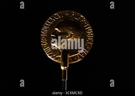 La medaglia del Premio Nobel per la pace. Norvegia, Oslo 12 settembre 2025: La medaglia del Premio Nobel per la pace si svolge di fronte a sfondo nero. La medaglia fa parte della mostra War is Peace presso il Nobel Peace Center Nobels Fredssenter di Oslo dal 12 settembre 2025 al 7 aprile 2026. *** Medaglia del Premio Nobel per la Pace Norvegia, Oslo 12 settembre 2025 Medaglia del Premio Nobel per la Pace che ruota di fronte allo sfondo nero la medaglia fa parte della mostra Guerra è la pace presso il Centro Nobel per la Pace Nobels Fredssenter di Oslo dal 12 settembre 2025 al 7 aprile 2026 Foto Stock