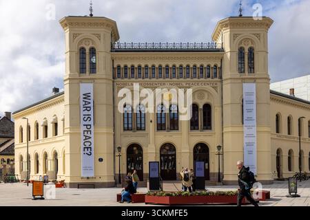 Die Ausstellung War is Peace Norwegen, Oslo AM 12. Settembre 2025: DAS Haus der Nobel Peace Center Hat eine neue Ausstellung ab dem 12.09.2025 bis zum 07.04.2026. *** La mostra War is Peace Norway, Oslo il 12 settembre 2025 la Casa del Nobel Peace Center ha una nuova mostra dal 12 09 2025 al 07 04 2026 Foto Stock