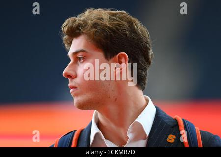 Syracuse, New York, Stati Uniti. 12 settembre 2025. Il quarterback dei Syracuse Orange Steve Angeli (9) arriva prima della partita contro i Colgate Raiders venerdì 12 settembre 2025 al JMA Wireless Dome di Syracuse, New York. Rich Barnes/CSM/Alamy Live News Foto Stock