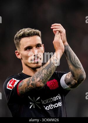 LEVERKUSEN, GERMANIA - 12 SETTEMBRE: Alejandro Grimaldo del Bayer 04 Leverkusen applaude dopo la partita di Bundesliga tra Bayer 04 Leverkusen e Eintracht Frankfurt alla BayArena il 12 settembre 2025 a Leverkusen, Germania. (Foto di Rene Nijhuis) Foto Stock