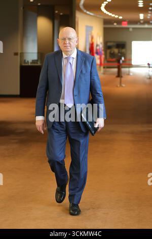 NEW YORK, NY – 12 SETTEMBRE 2025: Vassily Nebenzia, rappresentante permanente della Federazione russa presso le Nazioni Unite, attraversa il quartier generale delle Nazioni Unite dopo aver affrontato la riunione del Consiglio di sicurezza sulle minacce alla pace e alla sicurezza internazionali. La sessione si è concentrata sulle sfide globali per la stabilità e la prevenzione dei conflitti. (Foto: Luiz Rampelotto/EuropaNewswire) Foto Stock