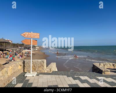 Sabbia dorata di Playa de la Costilla a Rota, con calme acque atlantiche, passeggiate, bagni di sole e vivaci chiringuitos cieli assolati. Spagna Foto Stock