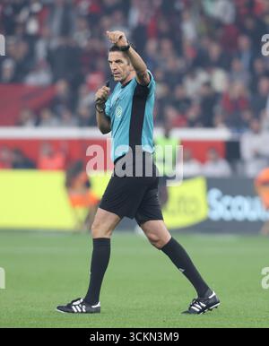 Leverkusen, Germania. 12 settembre 2025. Arbitro Deniz Aytekin, Leverkusen, Germania, 12 settembre 2025, Bundesliga, Matchday 3, Bayer 04 Leverkusen contro Eintracht Frankfurt. LE NORMATIVE DFL VIETANO QUALSIASI USO DI FOTOGRAFIE COME SEQUENZE DI IMMAGINI E/O QUASI-VIDEO crediti: Juergen Schwarz/Alamy Live News Foto Stock