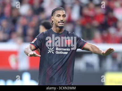 Leverkusen, Germania. 12 settembre 2025. Loic Bade (B04), Leverkusen, Germania, 12 settembre 2025, Bundesliga, Matchday 3, Bayer 04 Leverkusen contro Eintracht Frankfurt. LE NORMATIVE DFL VIETANO QUALSIASI USO DI FOTOGRAFIE COME SEQUENZE DI IMMAGINI E/O QUASI-VIDEO crediti: Juergen Schwarz/Alamy Live News Foto Stock