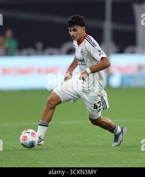 Leverkusen, Germania. 12 settembre 2025. CAN Uzun (Francoforte), Leverkusen, Germania, 12 settembre 2025, Bundesliga, Matchday 3, Bayer 04 Leverkusen contro Eintracht Frankfurt. LE NORMATIVE DFL VIETANO QUALSIASI USO DI FOTOGRAFIE COME SEQUENZE DI IMMAGINI E/O QUASI-VIDEO crediti: Juergen Schwarz/Alamy Live News Foto Stock