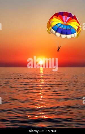 Parapendio con paracadute sullo sfondo di cielo nuvoloso blu. Foto Stock