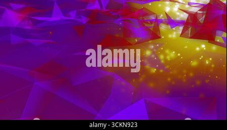 Mesh triangolare viola a basso contenuto di poli che si inserisce nel paesaggio digitale, con particelle luminose giallo-oro Foto Stock