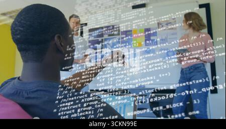 Uomo che punta ai grafici di codice sullo schermo del proiettore nella sala conferenze, con dispositivo tablet, spazio di copia Foto Stock