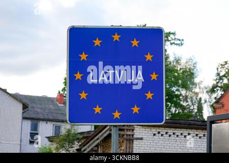 Cartello stradale al confine con la Lettonia, subito dopo il valico di frontiera di Valga in Estonia Foto Stock