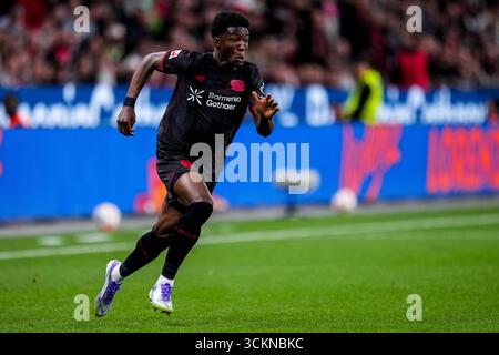 LEVERKUSEN, GERMANIA - 12 SETTEMBRE: Axel Tape of Bayer 04 Leverkusen guarda durante la partita di Bundesliga tra Bayer 04 Leverkusen ed Eintracht Frankfurt alla BayArena il 12 settembre 2025 a Leverkusen, Germania. (Foto di Rene Nijhuis) Foto Stock