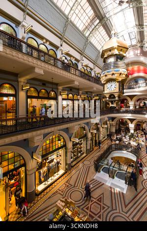 Queen Victoria Building con negozi su più livelli, design decorato e arredi vivaci. Cattura un'atmosfera vivace con gli amanti dello shopping Foto Stock
