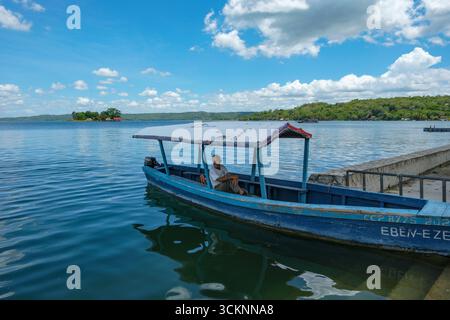Flores, Guatemala - 14 giugno 2025: Un uomo sulla sua barca sull'isola di Flores situato nel lago Peten Itza, Guatemala. Foto Stock