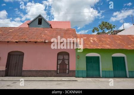 Flores, Guatemala - 14 giugno 2025: Veduta di una strada sull'isola di Flores situata nel lago Peten Itza, Guatemala. Foto Stock