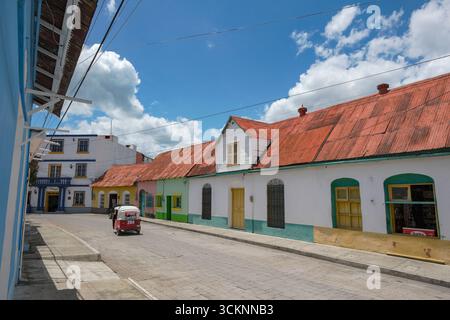 Flores, Guatemala - 14 giugno 2025: Un taxi motociclistico su una strada dell'isola di Flores, situata nel lago Peten Itza, Guatemala. Foto Stock