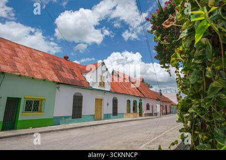 Flores, Guatemala - 14 giugno 2025: Veduta di una strada sull'isola di Flores situata nel lago Peten Itza, Guatemala. Foto Stock