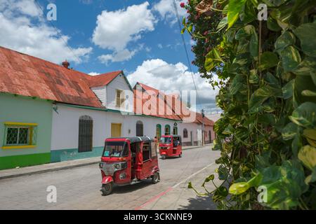 Flores, Guatemala - 14 giugno 2025: Due taxi motociclistici in una strada sull'isola di Flores, situata nel lago Peten Itza, Guatemala. Foto Stock