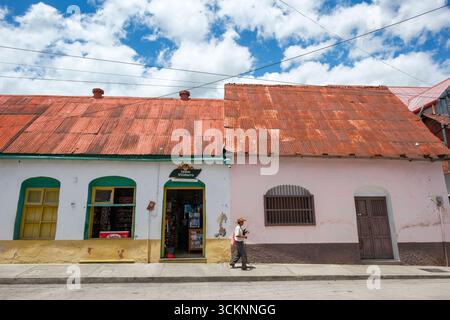 Flores, Guatemala - 14 giugno 2025: Veduta di una strada sull'isola di Flores situata nel lago Peten Itza, Guatemala. Foto Stock