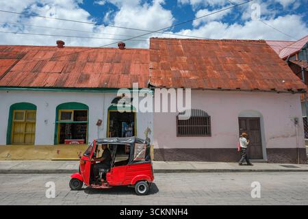 Flores, Guatemala - 14 giugno 2025: Un taxi motociclistico su una strada dell'isola di Flores, situata nel lago Peten Itza, Guatemala. Foto Stock