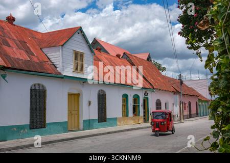 Flores, Guatemala - 14 giugno 2025: Un taxi motociclistico su una strada dell'isola di Flores, situata nel lago Peten Itza, Guatemala. Foto Stock