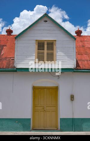 Flores, Guatemala - 14 giugno 2025: Veduta di una strada sull'isola di Flores situata nel lago Peten Itza, Guatemala. Foto Stock