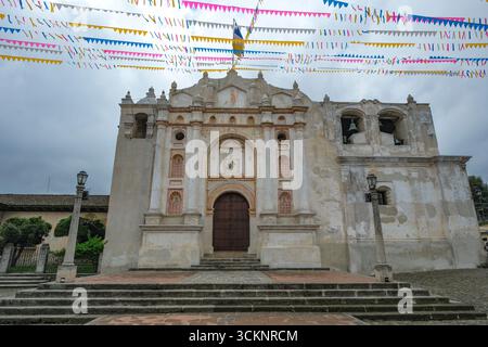 San Juan del Obispo, Guatemala - 27 giugno 2025: Chiesa di San Juan del Obispo dedicata a San Giovanni Battista a San Juan del Obispo, Guatemala. Foto Stock