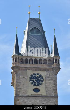 Vecchio municipio nella piazza storica di Staromestske namesti a Praga, la capitale della Repubblica Ceca, il 12 agosto 2024 Foto Stock