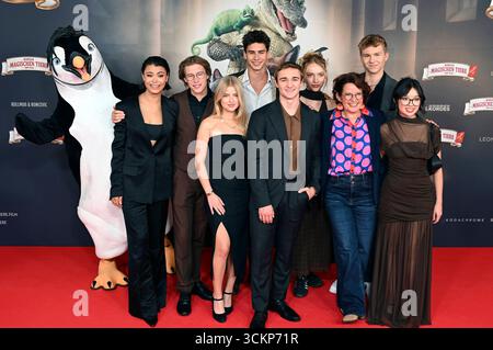 Tomomi Themann, Thilo Fridolin Matthes, Emilia Pieske, Loris Sichrovsky, Luis Vorbach, Emilia Maier, Margit Auer, Leonard Conrads und Purnima Grätz bei der Premiere des Kinofilms Die Schule der magischen Tiere 4 im Mathäser Filmpalast. München, 12.09.2025 *** Tomomi Themann, Thilo Fridolin Matthes, Emilia Pieske, Loris Sichrovsky, Luis Vorbach, Emilia Maier, Margit Auer, Leonard Conrads e Purnima Grätz alla prima del film Die Schule der magischen Tiere 4 presso Mathäser Filmpalast Monaco di Baviera, 12 09 2025 foto:XR.xHeinex/xFuturexImagex tiere 5935 Foto Stock