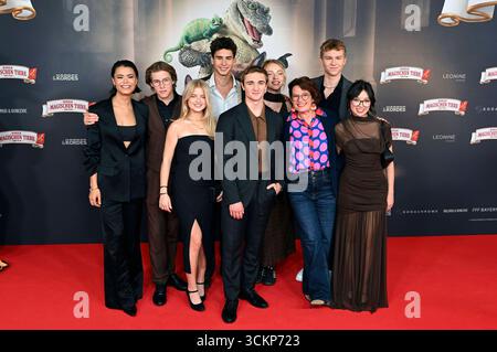 Tomomi Themann, Thilo Fridolin Matthes, Emilia Pieske, Loris Sichrovsky, Luis Vorbach, Emilia Maier, Margit Auer, Leonard Conrads und Purnima Grätz bei der Premiere des Kinofilms Die Schule der magischen Tiere 4 im Mathäser Filmpalast. München, 12.09.2025 *** Tomomi Themann, Thilo Fridolin Matthes, Emilia Pieske, Loris Sichrovsky, Luis Vorbach, Emilia Maier, Margit Auer, Leonard Conrads e Purnima Grätz alla prima del film Die Schule der magischen Tiere 4 presso Mathäser Filmpalast Monaco di Baviera, 12 09 2025 foto:XR.xHeinex/xFuturexImagex tiere 5934 Foto Stock