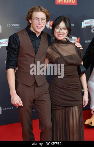 Thilo Fridolin Matthes und Purnima Grätz bei der Premiere des Kinofilms die Schule der magischen Tiere 4 im Mathäser Filmpalast. München, 12.09.2025 *** Thilo Fridolin Matthes e Purnima Grätz alla prima del film Die Schule der magischen Tiere 4 presso Mathäser Filmpalast Monaco di Baviera, 12 09 2025 foto:XR.xHeinex/xFuturexImagex tiere 5943 Foto Stock